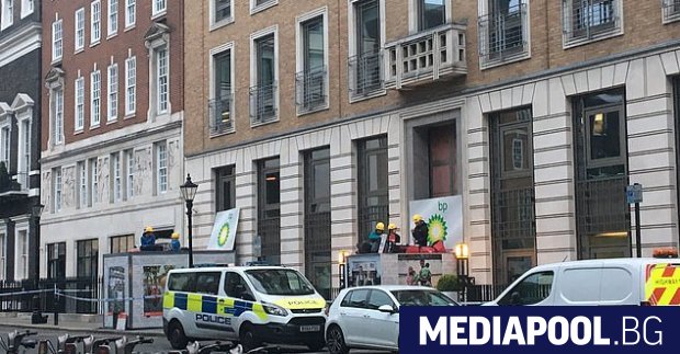 Активисти на международната природозащитна организация Грийнпийс блокираха днес входа на