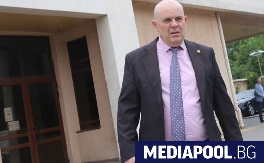 Разследването срещу арестувания в четвъртък следобед пловдивски райноен кмет Ральо