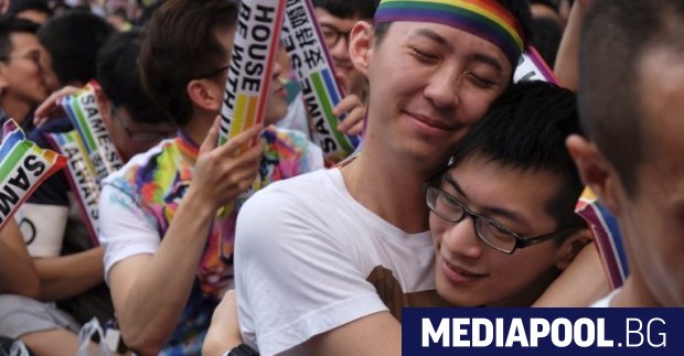 Тайванският парламент узакони днес еднополовите бракове съобщи Франс прес Това