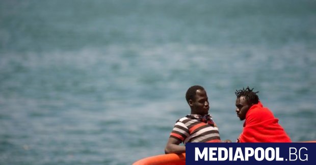 Най-малко 70 мигранти се удавиха днес, когато корабчето им потъна