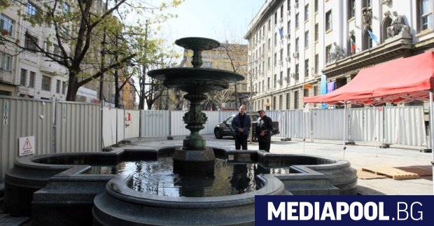 Строителните огради на площад Славейков който е в ремонт ще