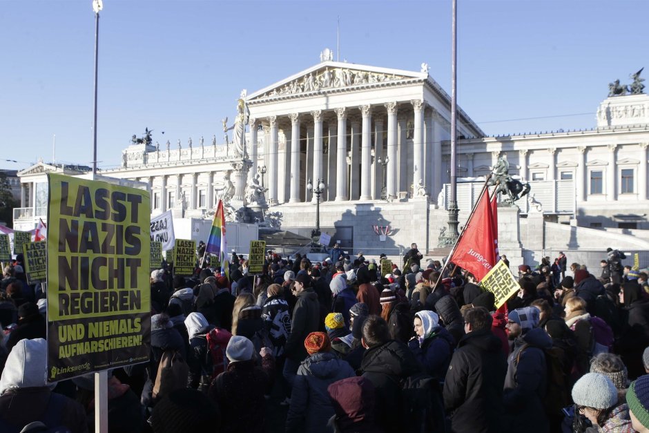 Протест във Виена с искане за оставката на правителството след скандала "Щрахе"