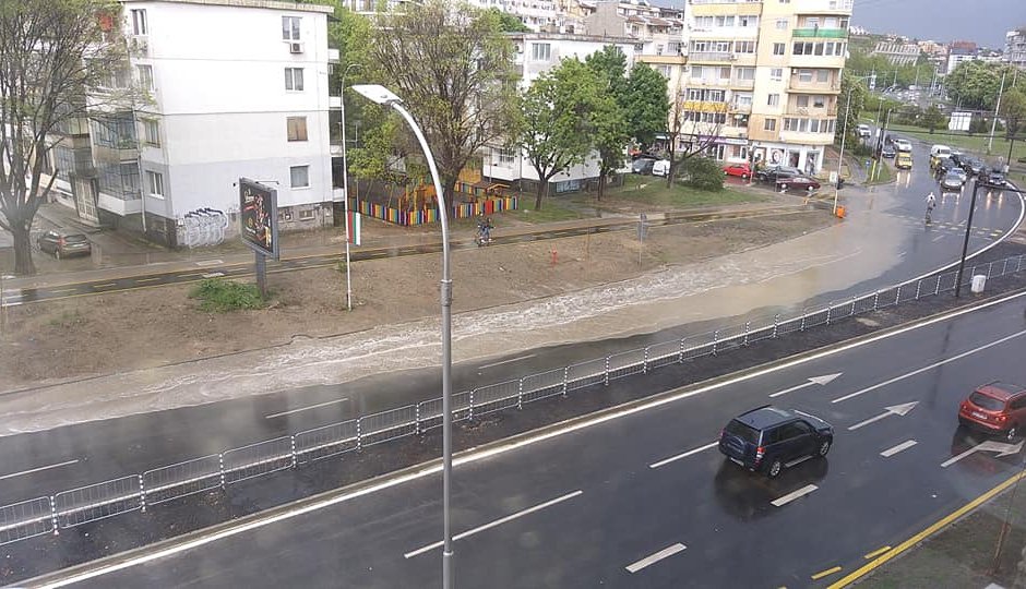 Прясно ремонтиран булевард във Варна се наводни след първия дъжд