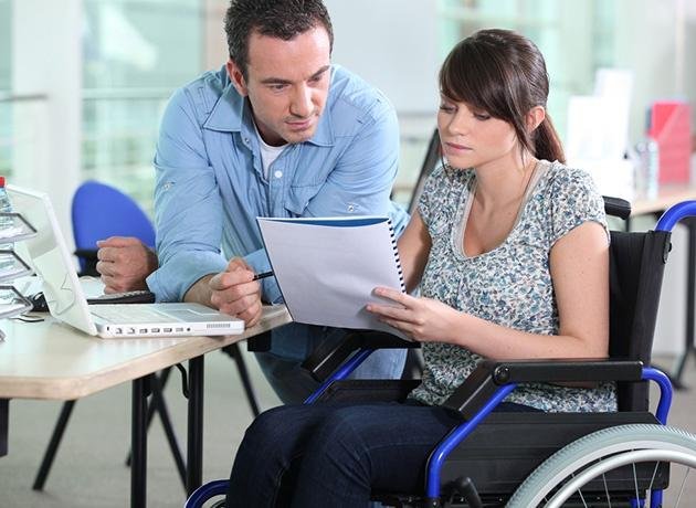 Работодатели сигнализират за проблеми около наемането на хора с увреждания
