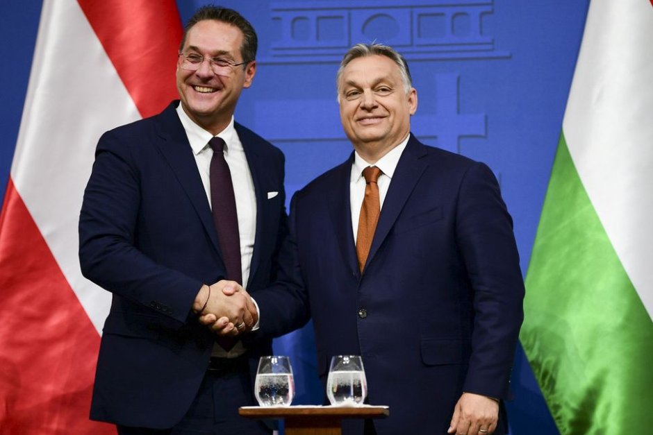 Вече бившият вицеканцлер Щрахе позира заедно с унгарския премиер Виктор Орбан