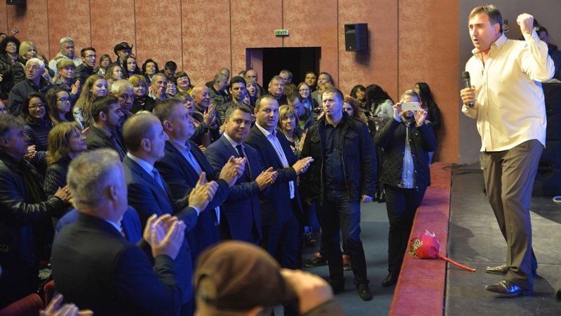 Веселин Маринов аплодиран от Цветанов и други симпатизанти на ГЕРБ по време на предизборна проява, сн. БГНЕС