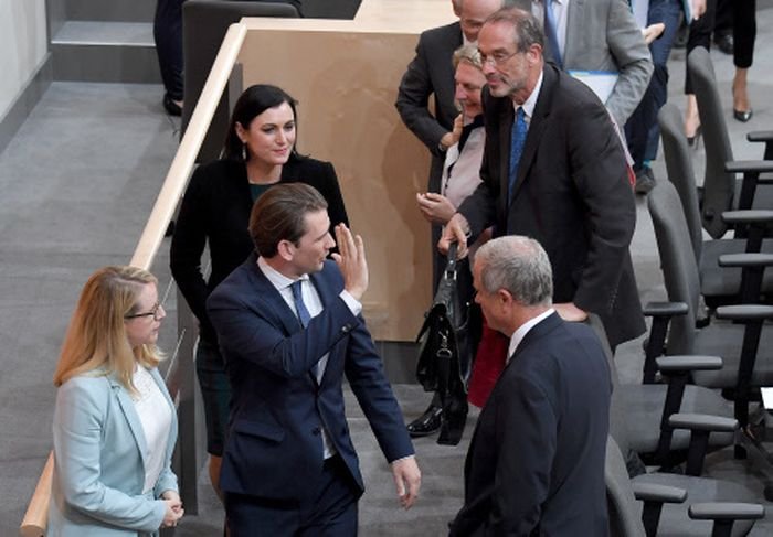 Себастиан Курц (в средата) на сбогуване в австрийския парламент