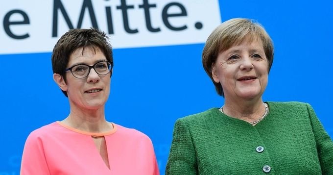 Лидерката на ХДС Анегрет Крамп-Каренбауер и канцлерката Ангела Меркел