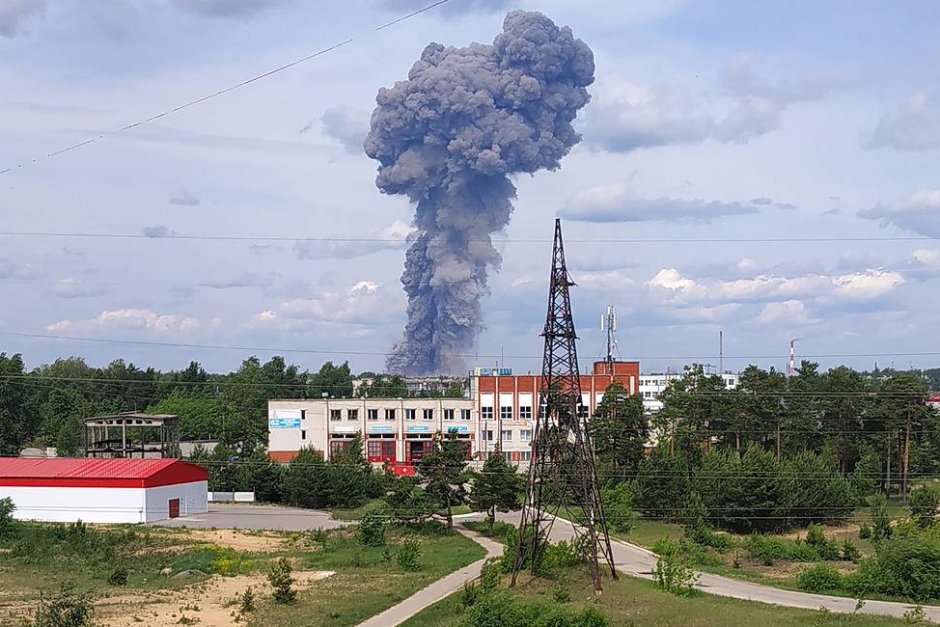 Близо 80 ранени при взривове в руски завод за тротил