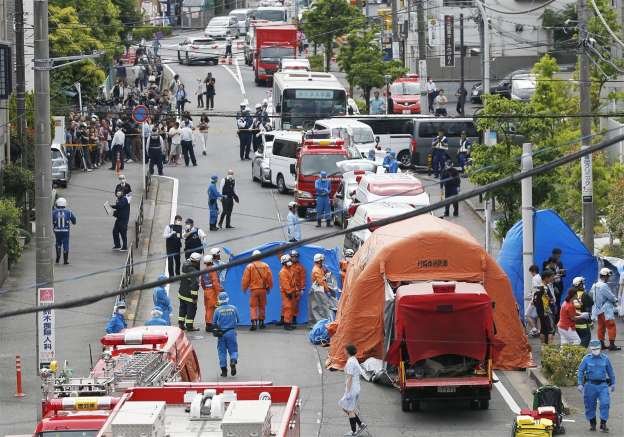 Двама убити и 16 ранени при нападение с нож на автобусна спирка близо до Токио