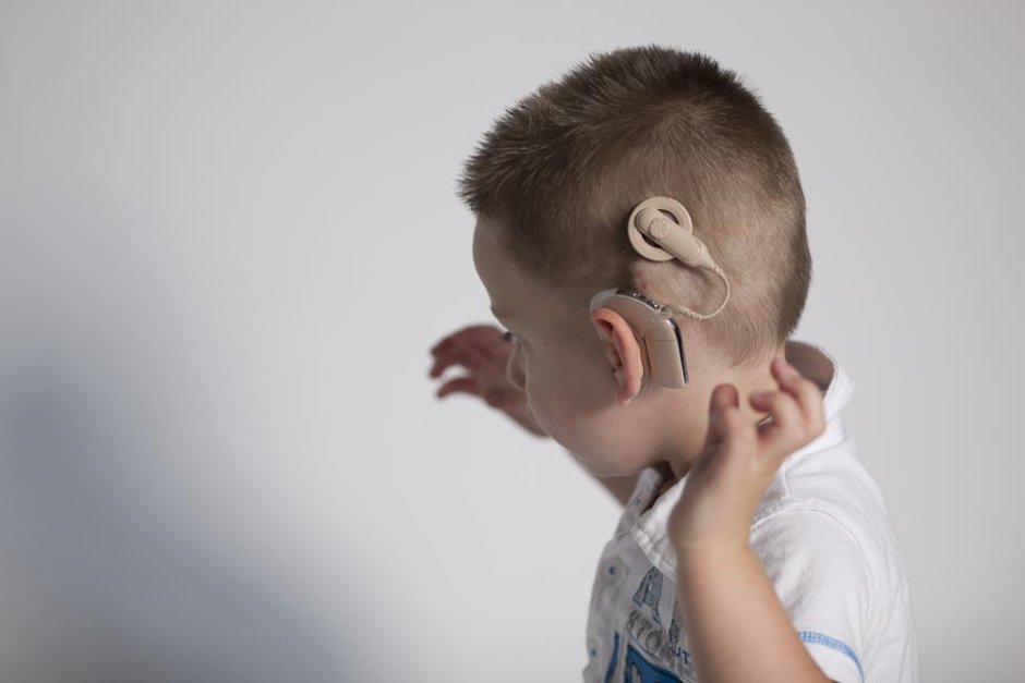 Само малка част от хората със слухови проблеми у нас получават шанс да чуват отново