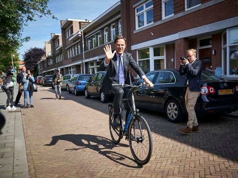 Холандският премиер Марк Рюте отива да гласува