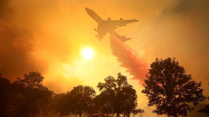 Огромен самолет цистерна е подготвен в САЩ да се бори с горските пожари