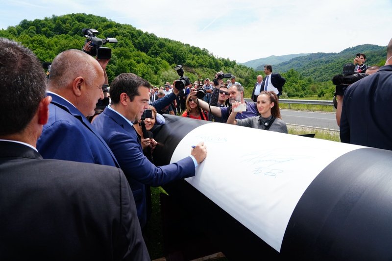 Бойко Борисов и Алексис Ципрас се подписаха на символичното начало на тръбата между Гърция и България. Сн. БГНЕС