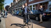Премиерът на Холандия отиде да гласува на велосипед