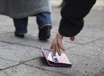 Хората са по-склонни да върнат изгубен портфейл с пари отколкото празен