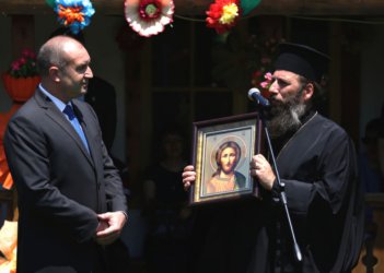 Румен Радев беше на празника на църквата в село Труд. Сн. БГНЕС