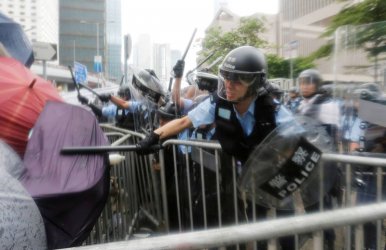 Властите в Хонконг затварят правителствените учреждения заради протестите
