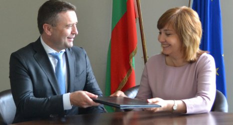 Бившият шеф на НАП, а сега председател на КФН Бойко Атанасов подписва споразумението за обмен на информация с бившата си заместничка, а сега шефка на НАП Галя Димитрова. Снимка: НАП