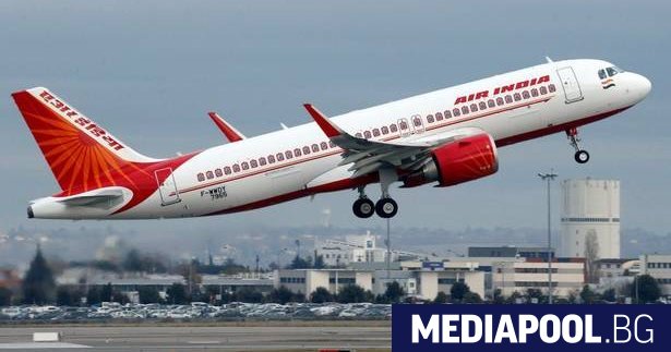 Пътнически самолет на Еър Индия летящ от Мумбай за Ню