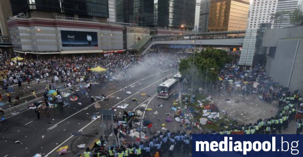 Полицията в Хонконг използва сълзотворен газ и палки, за да