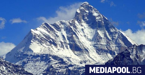 Група от осем алпинисти е изчезнала при изкачването на източния