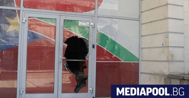 Редакцията на в Дума осъмна с разбита врата БСП осъжда