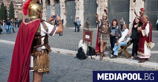 Фалшивите гладиатори край Колизеума и други забележителности в Рим са