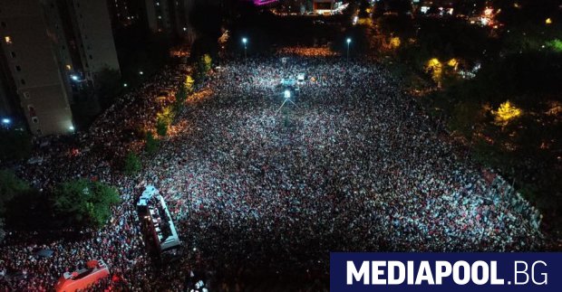 Десетки хиляди жители на Истанбул празнуваха по улиците на града