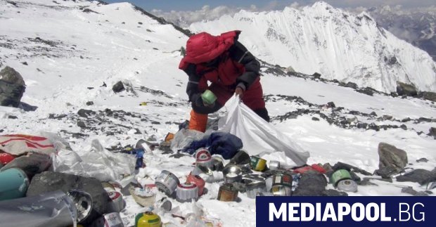 Непалска правителствена експедиция разчисти 11 тона отпадъци от подножението на