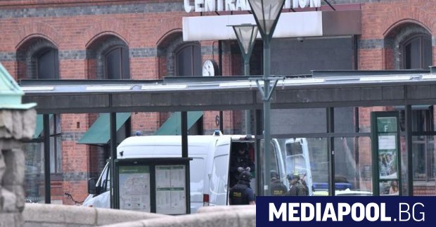 Шведски полицаи стреляха и раниха мъж, който ритал чанта по