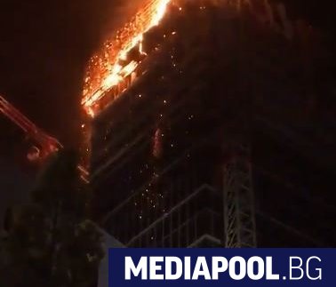 Огромен пожар нанесе сериозни щети върху новостроящ се небостъргач в