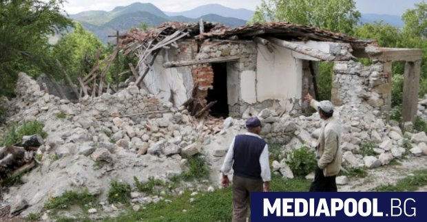 Поредицата от силни земетресения които разтърсиха района на албанския град