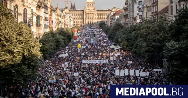 Хиляди чехи се събраха на протест снощи, за да поискат