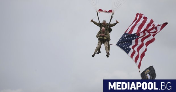 Ветеранът от Втората световна война Томас Райс скочи с парашут