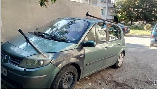 Със забити кирки осъмнала колата на ректора на Техническия университет във Варна