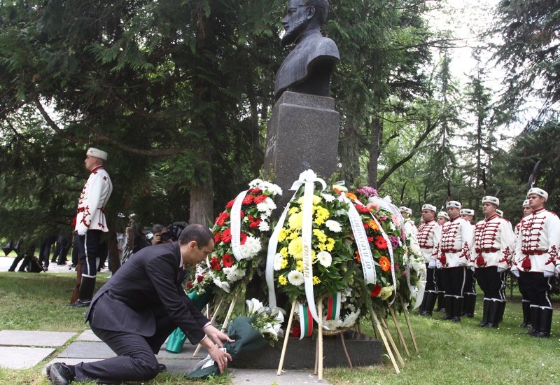 Зам.-кметът на София Тодор Чобанов поднася цветя пред бюст-паметника на Христо Ботев. Снимка: БГНЕС 