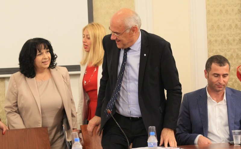 Петкова и Иванов на заседание на енергийната парламентарна комисия, сн. БГНЕС