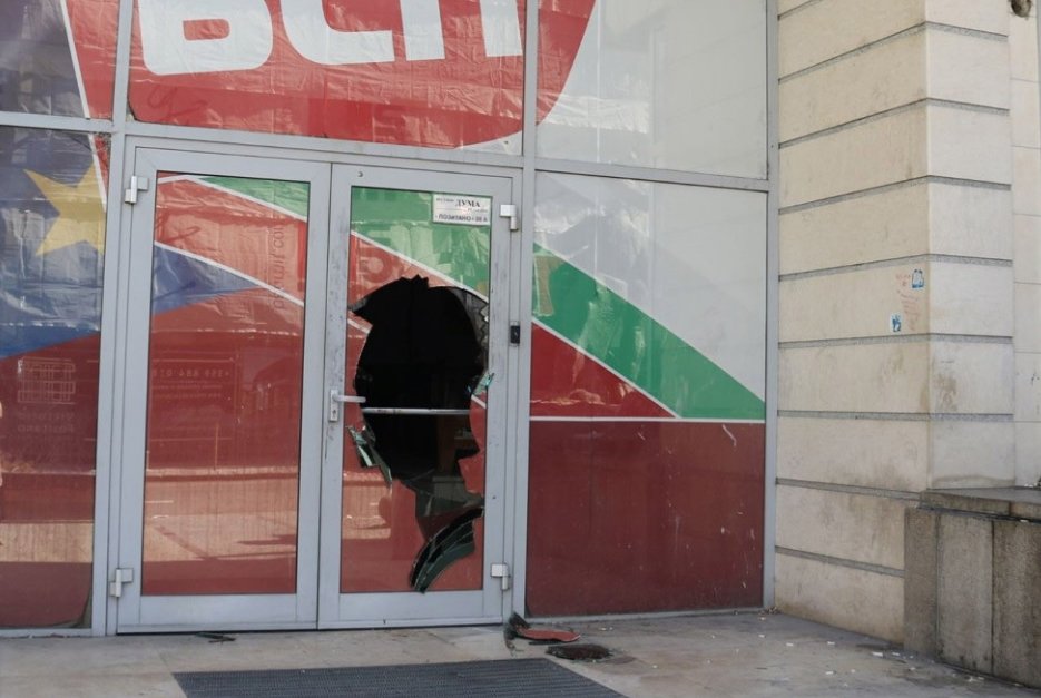Разбита е вратата на редакцията на вестник "Дума"
