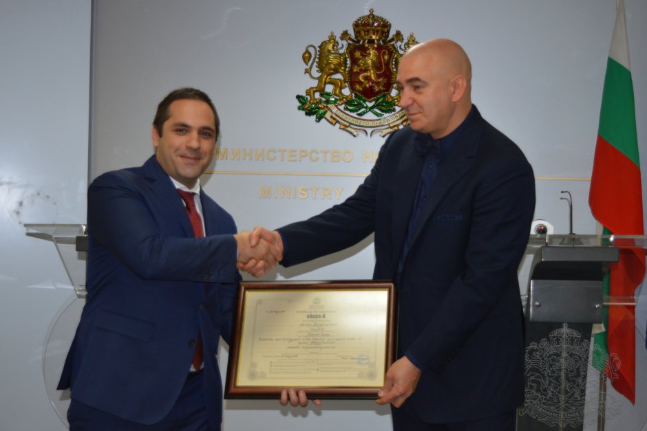 Министърът на икономиката Емил Караниколов връчва сертификат за първокласен инвеститор на Сергей Белоусов, един от собствениците на "Акронис"