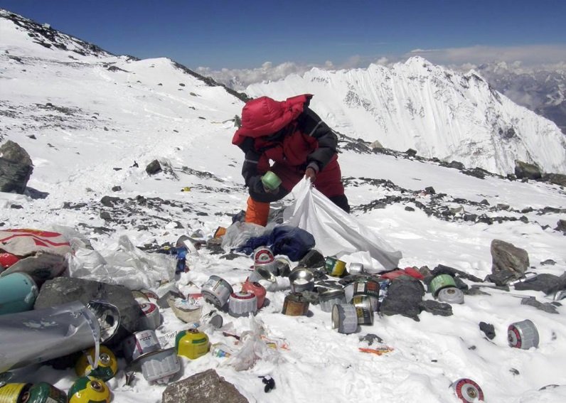 От подножието на Еверест бяха изчистени 11 тона отпадъци