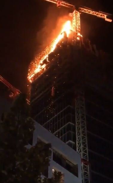Пожар изпепели върха на небостъргач във Варшава