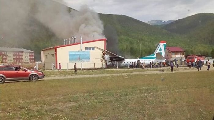 При аварийно кацане на руски самолет пилотите загинаха, но пътниците оцеляха