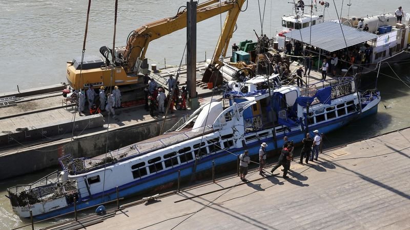 Кран извади корабчето, потънало в Дунава в центъра на Будапеща