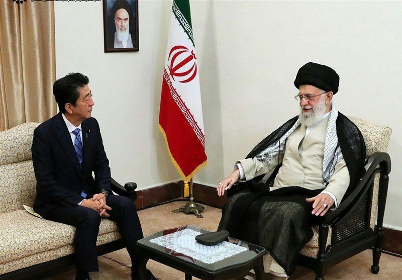 Аятолах Али Хаменей и японският премиер Шиндзо Абе