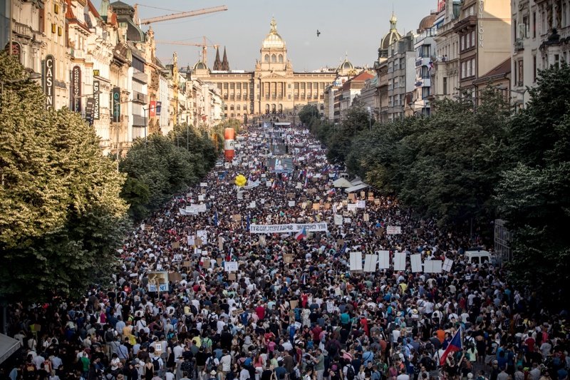 Хиляди чехи пак поискаха оставките на премиера и министърката на правосъдието