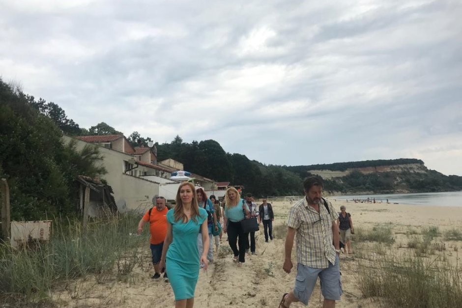 Ангелкова провери увредената дяна на плажа на Камчия, сн. Министерство на туризма