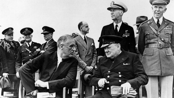 Франклин Рузвелт (ляво) и Уинстън Чърчил по време на срещата си в Нюфаундленд, Канада през 1941 година