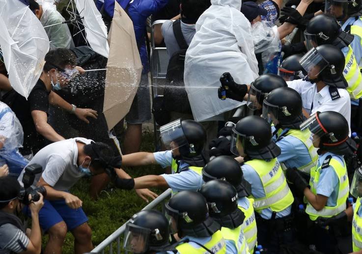 Сблъсъци между полиция и протестиращи пред парламента в Хонконг