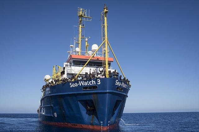 Германски кораб с мигранти навлезе в италиански води, нарушавайки забраната на властите